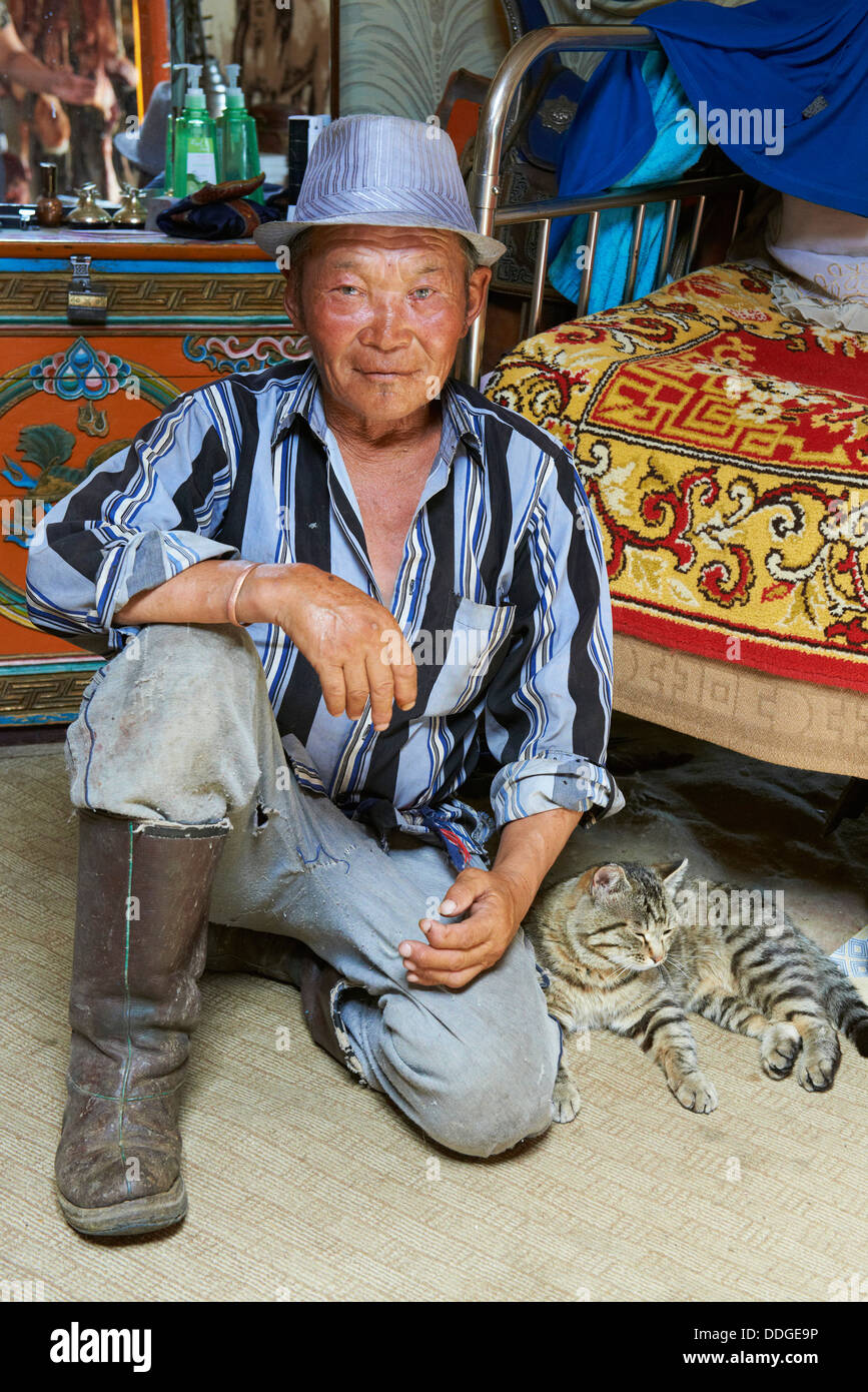 Mongolei, Tov Provinz, Nomad und seine Katze Stockfoto