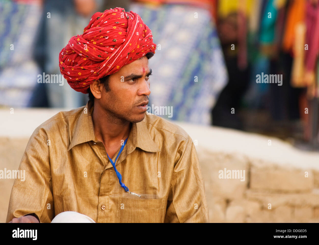 Mann in traditioneller Kleidung der Rajasthani in Surajkund Mela, Faridabad, Haryana, Indien Stockfoto