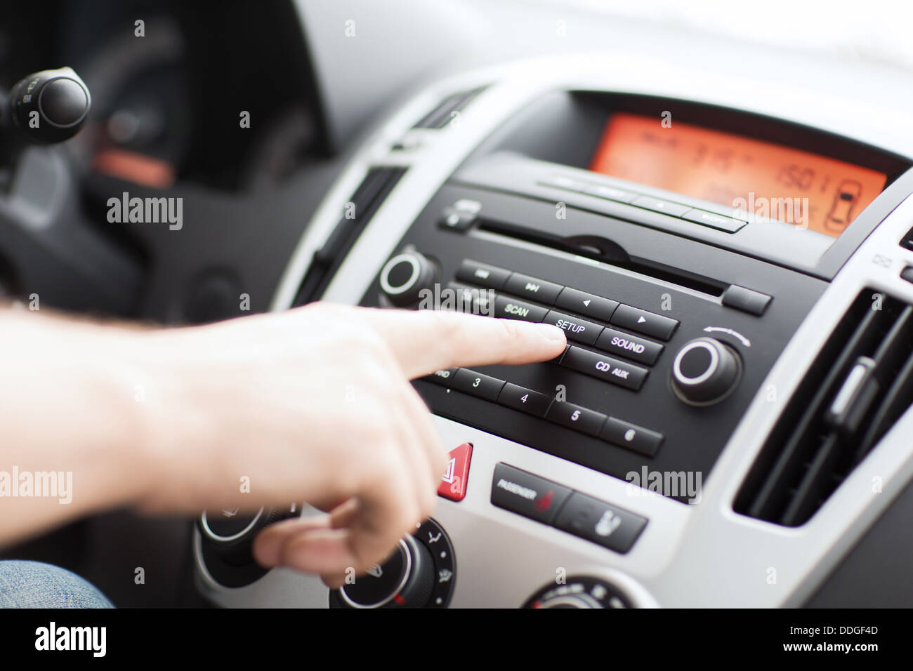 Mann mit Car audio HiFi Anlage Stockfoto