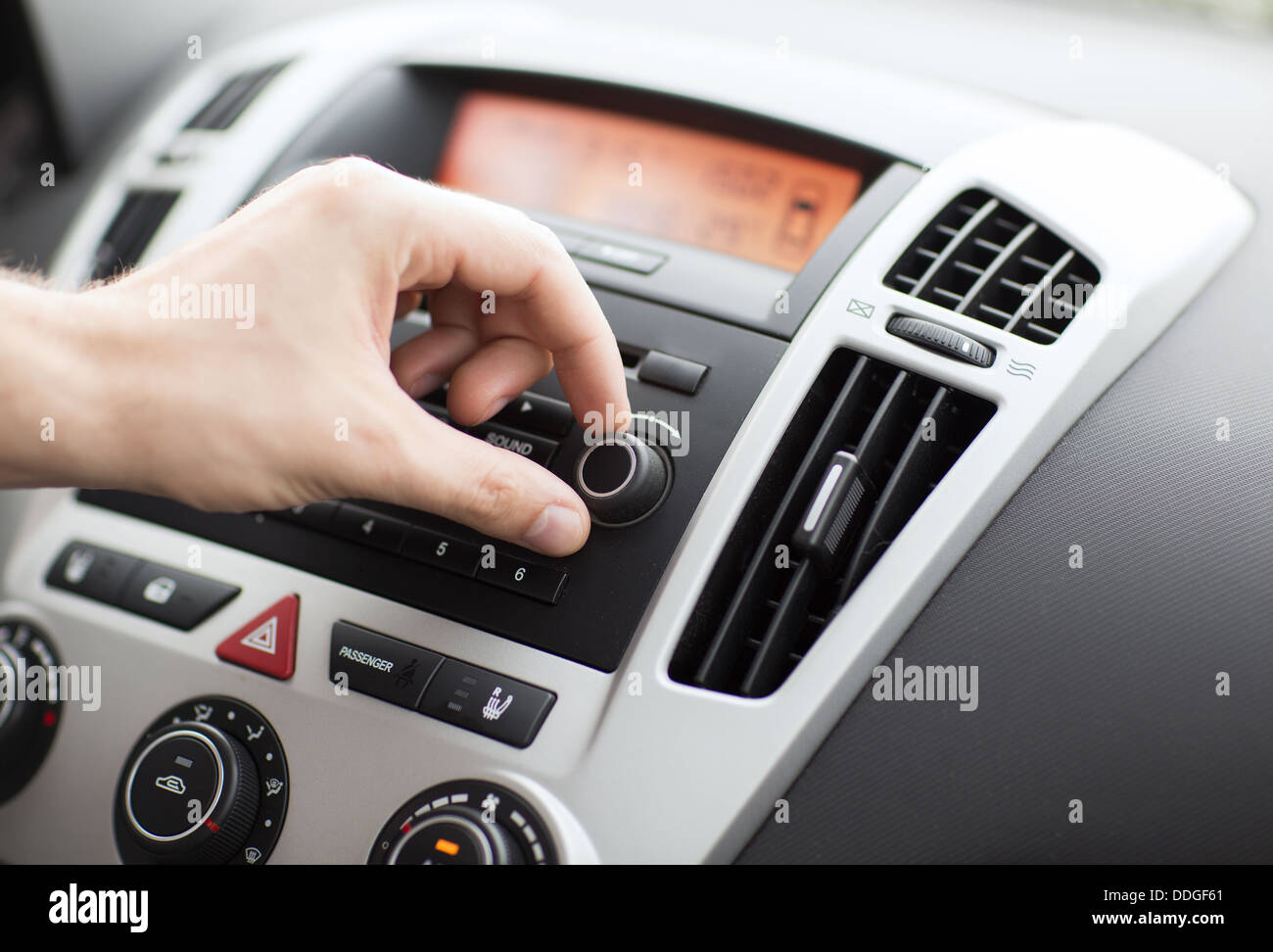 Mann mit Car audio HiFi Anlage Stockfoto