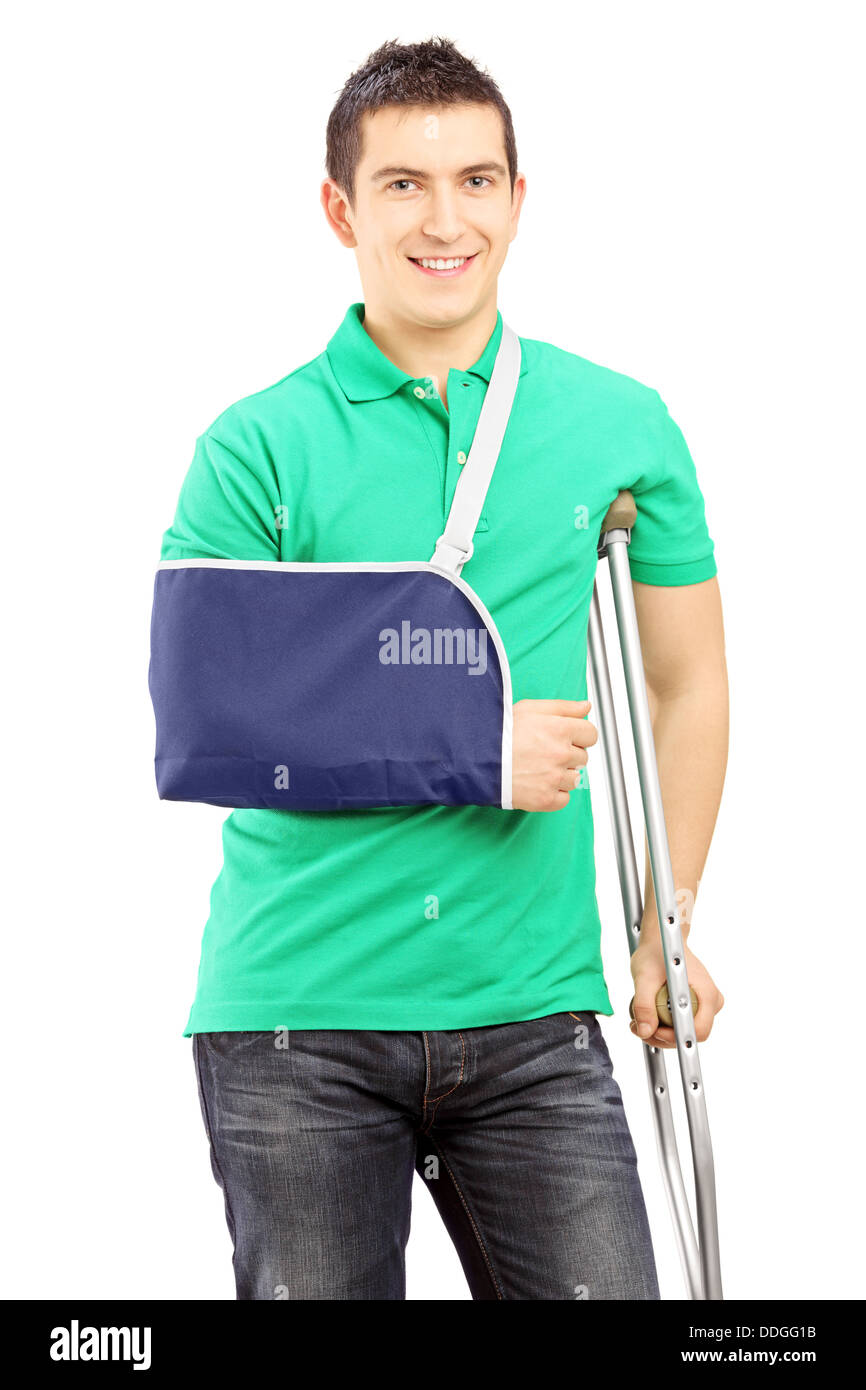 Lächelnder Mann mit gebrochenen Arm und Krücke Stockfoto
