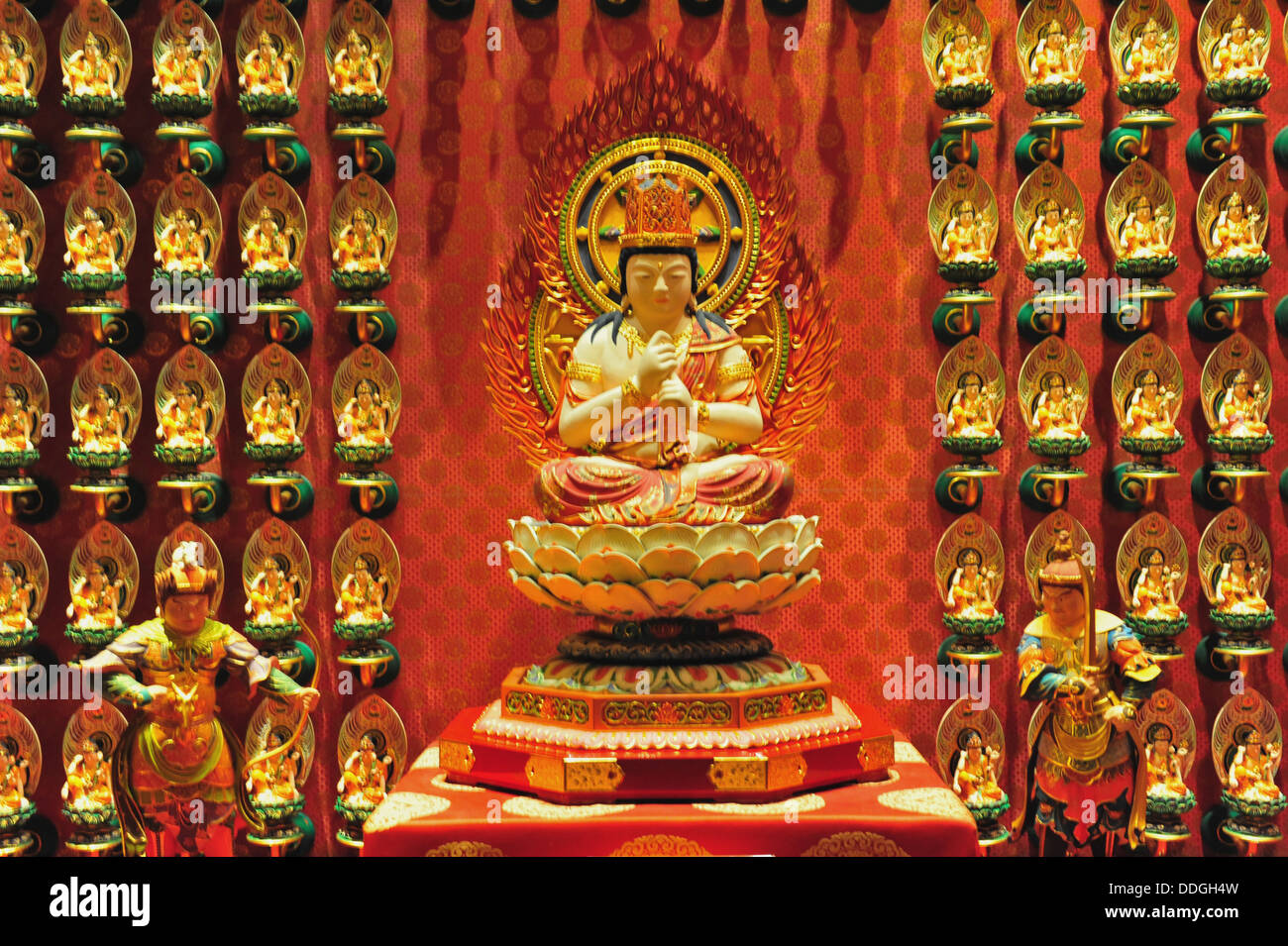 Buddhistische Artefakte in The Buddha Tooth Relic Temple und Museum (Singapur) Stockfoto