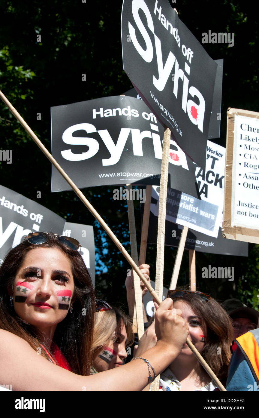 Junge syrische Frauen mit Fahnen gemalt auf ihren Wangen bei Demo gegen die Intervention in Syrien Stockfoto