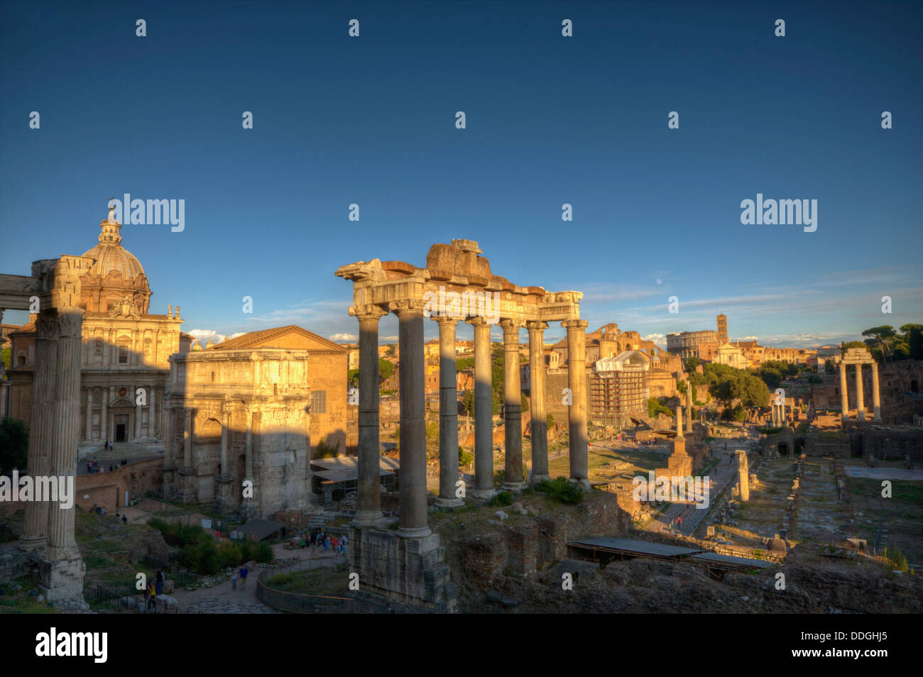 Alte Ruinen eines Tempels, Tempel des Saturn, Forum Romanum, Kapitol, Rom, Provinz Rom, Italien Stockfoto