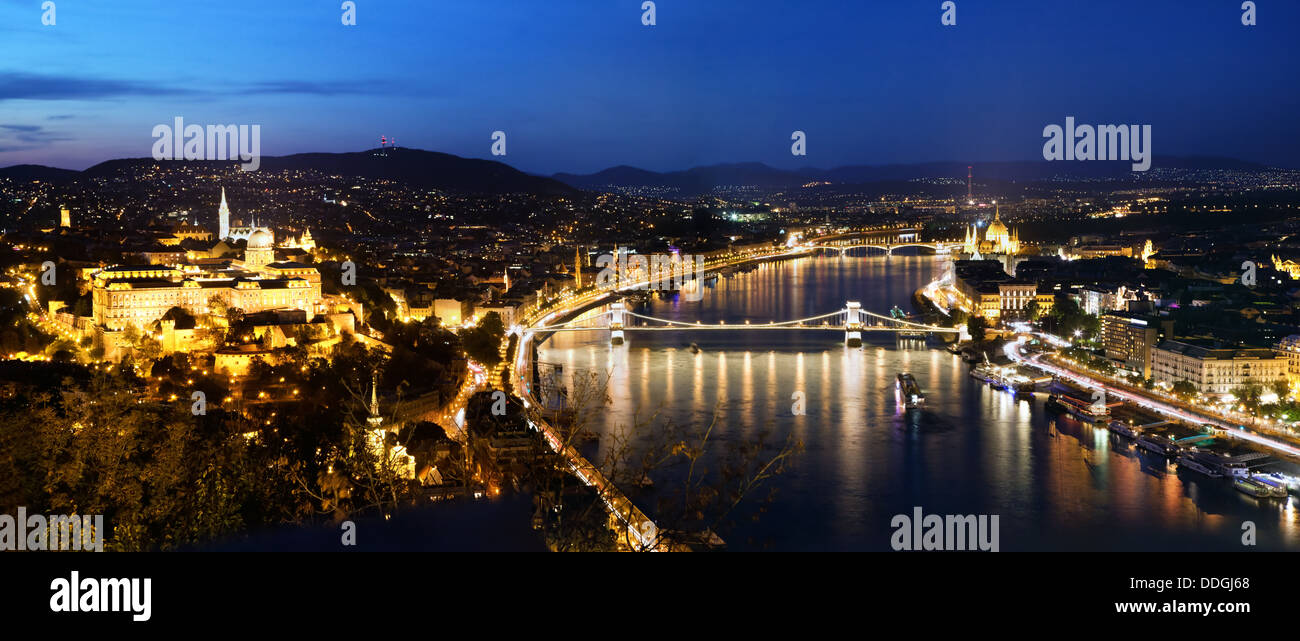 Budapest, Ungarn-Panorama bei Nacht, Donau - Blick vom Gellertberg Stockfoto