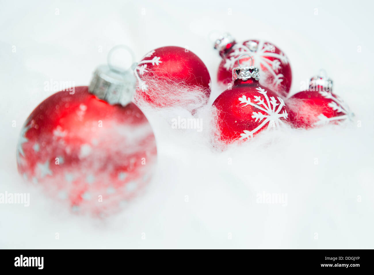 Weihnachtsschmuck - rote Kugeln mit gefälschten Schnee Weihnachten Hintergrund Stockfoto