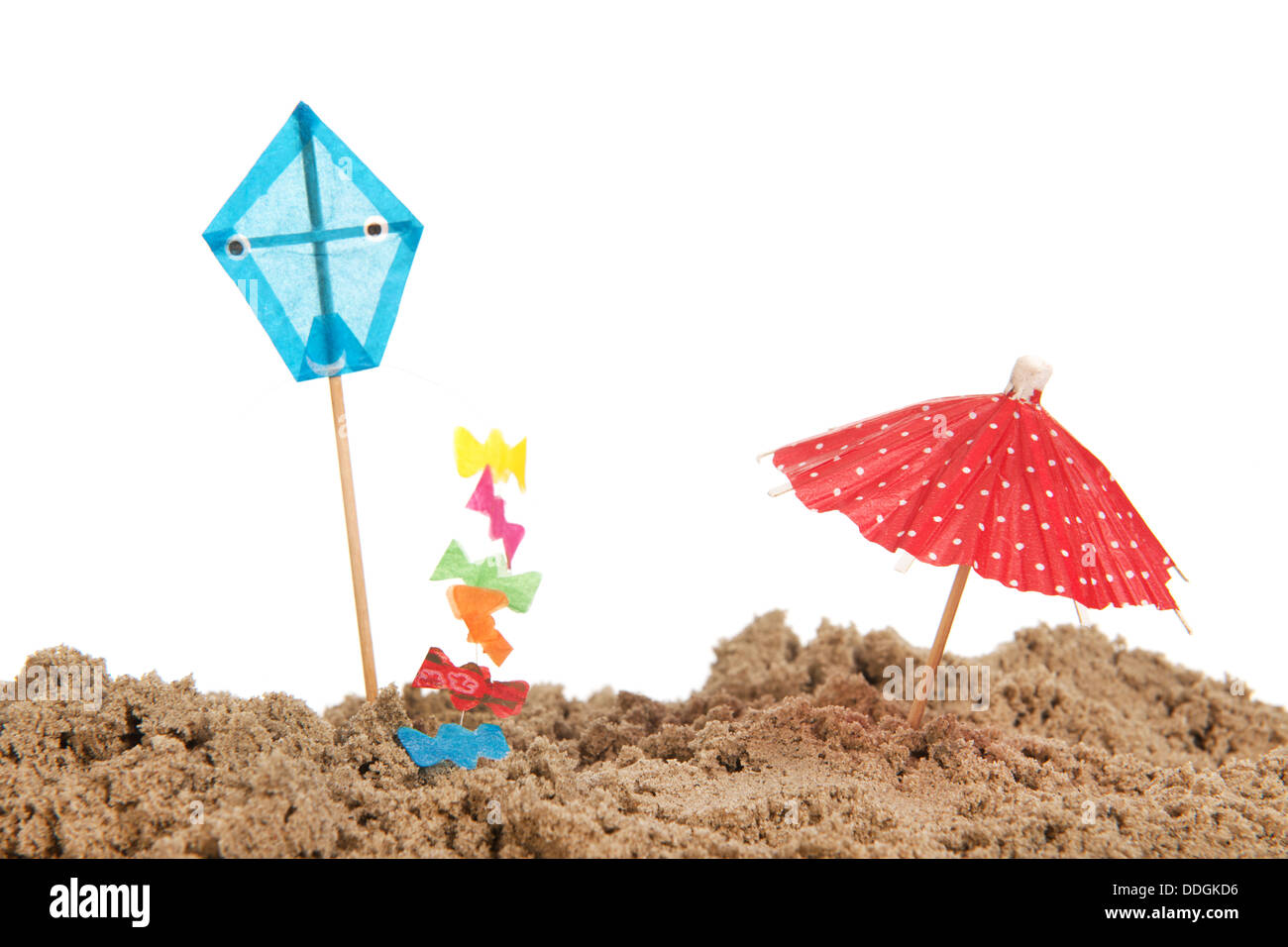 Kite und Sonnenschirm am Strand Stockfoto