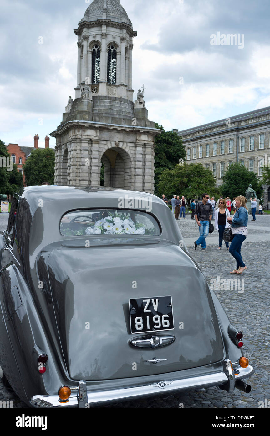 Ein Bentley Hochzeit Auto im Innenhof des Trinity College, Dublin, Irland. Stockfoto