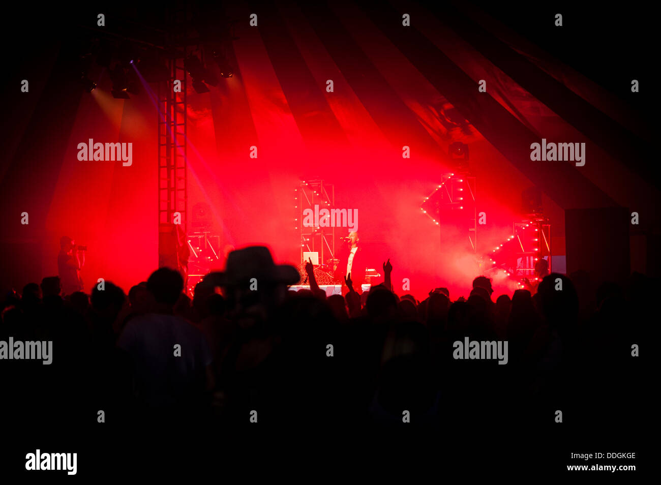 23. August 2013: FestivalbesucherInnen amüsieren sich auf dem Brownstock Festival.  Doch trotz einer Null-Toleranz gegenüber Drogen hat ein Mann starb und seine Freundin ist krank nach dem Besuch des Festivals in Essex.  Es wurde berichtet, dass sie 5-EAPB nahmen.  Die Substanz wurde über das Internet gekauft. Fotograf: Gordon Scammell/Alamy Live-Nachrichten Stockfoto