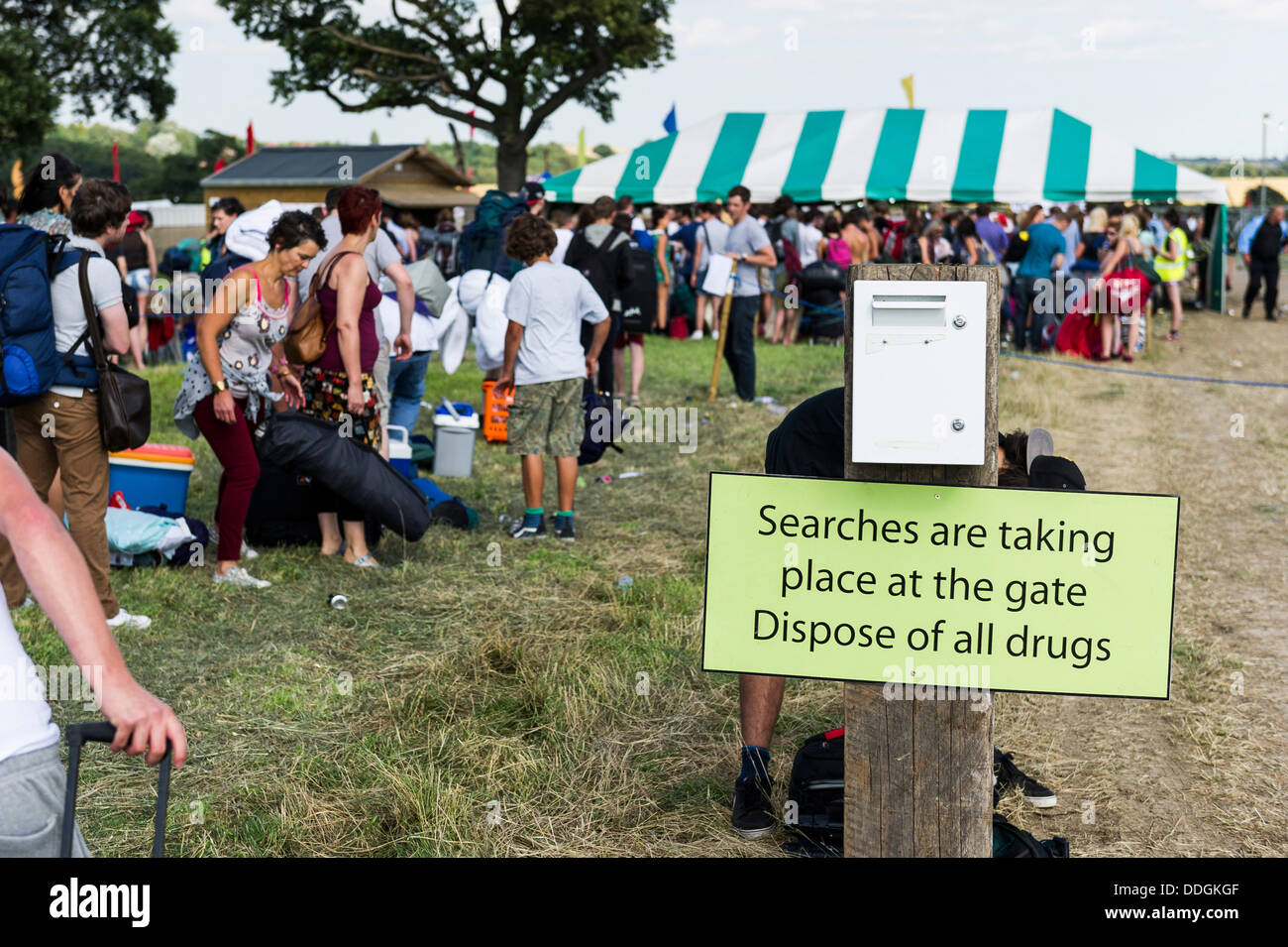 23. August 2013: Festivalbesucher, die Schlange, um das Brownstock-Festival geben.  Doch trotz einer Null-Toleranz gegenüber Drogen hat ein Mann starb und seine Freundin ist krank nach dem Besuch des Festivals in Essex.  Es wurde berichtet, dass sie 5-EAPB nahmen.  Die Substanz wurde über das Internet gekauft. Fotograf: Gordon Scammell/Alamy Live-Nachrichten Stockfoto