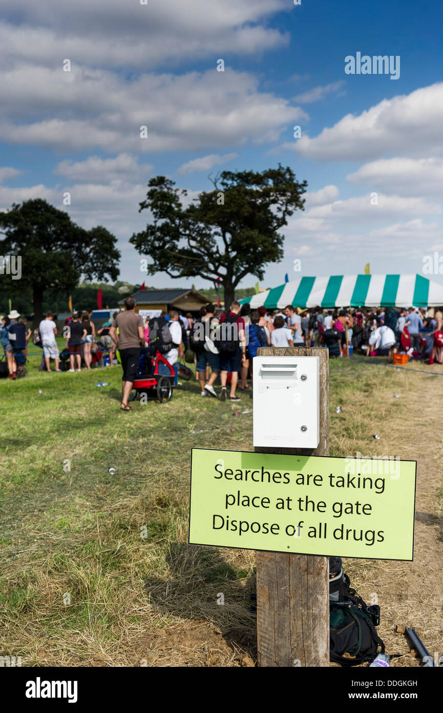 23. August 2013: Festivalbesucher, die Warteschlangen am Eingang zum Brownstock-Festival.  Doch trotz einer Null-Toleranz gegenüber Drogen hat ein Mann starb und seine Freundin ist krank nach dem Besuch des Festivals in Essex.  Es wurde berichtet, dass sie 5-EAPB nahmen.  Die Substanz wurde über das Internet gekauft. Fotograf: Gordon Scammell/Alamy Live-Nachrichten Stockfoto