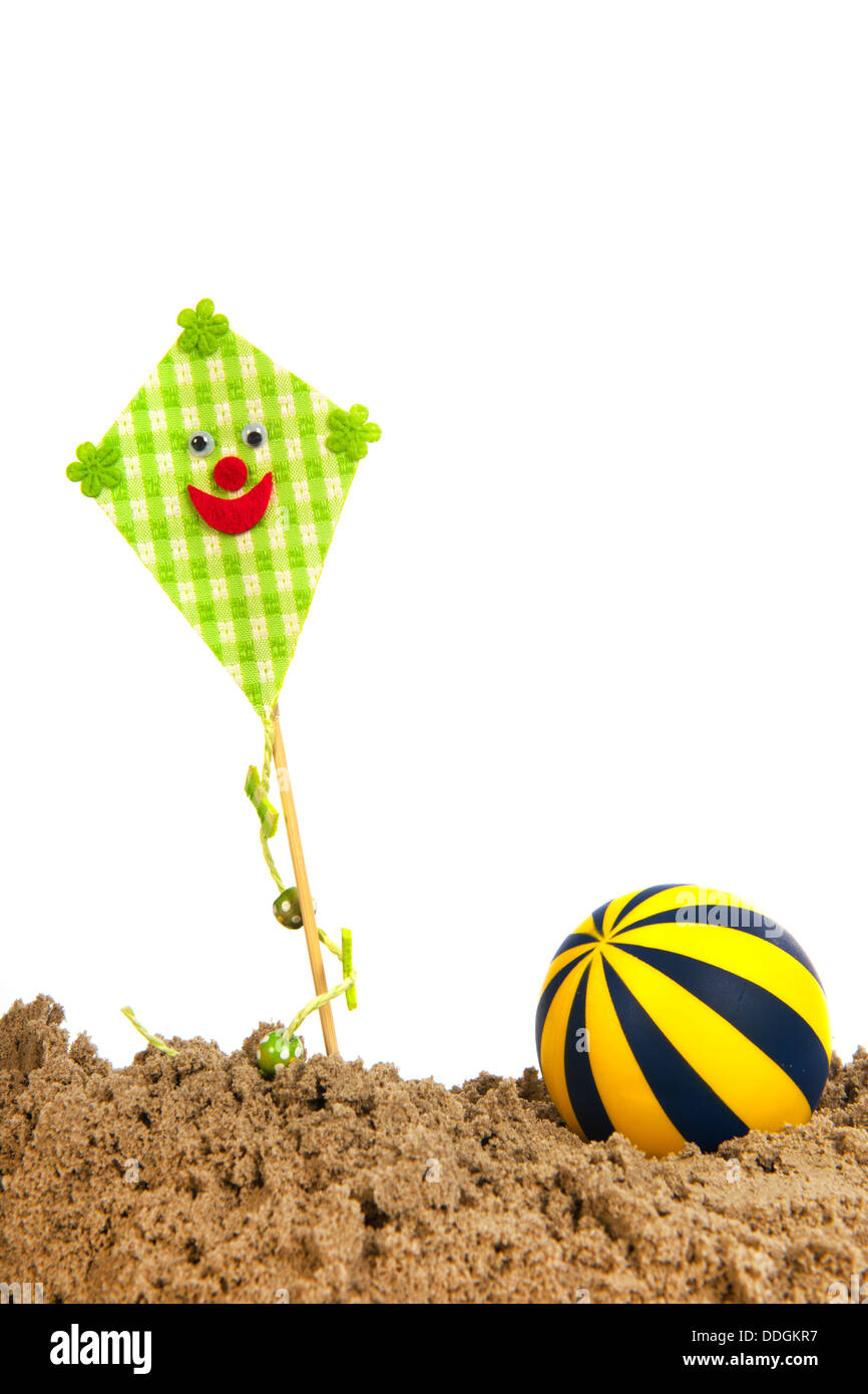 Kite und Sonnenschirm am Strand Stockfoto