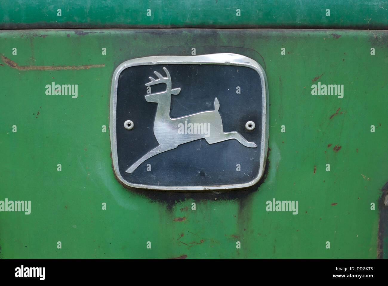 John Deere-Abzeichen auf der Vorderseite der alten Bauernhof Traktor Stockfoto