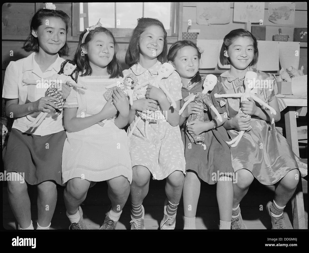 Tule See Relocation Center, Newell, Kalifornien. Fünf kleine Schulmädchen stolz halten die Puppen th... 538400 Stockfoto