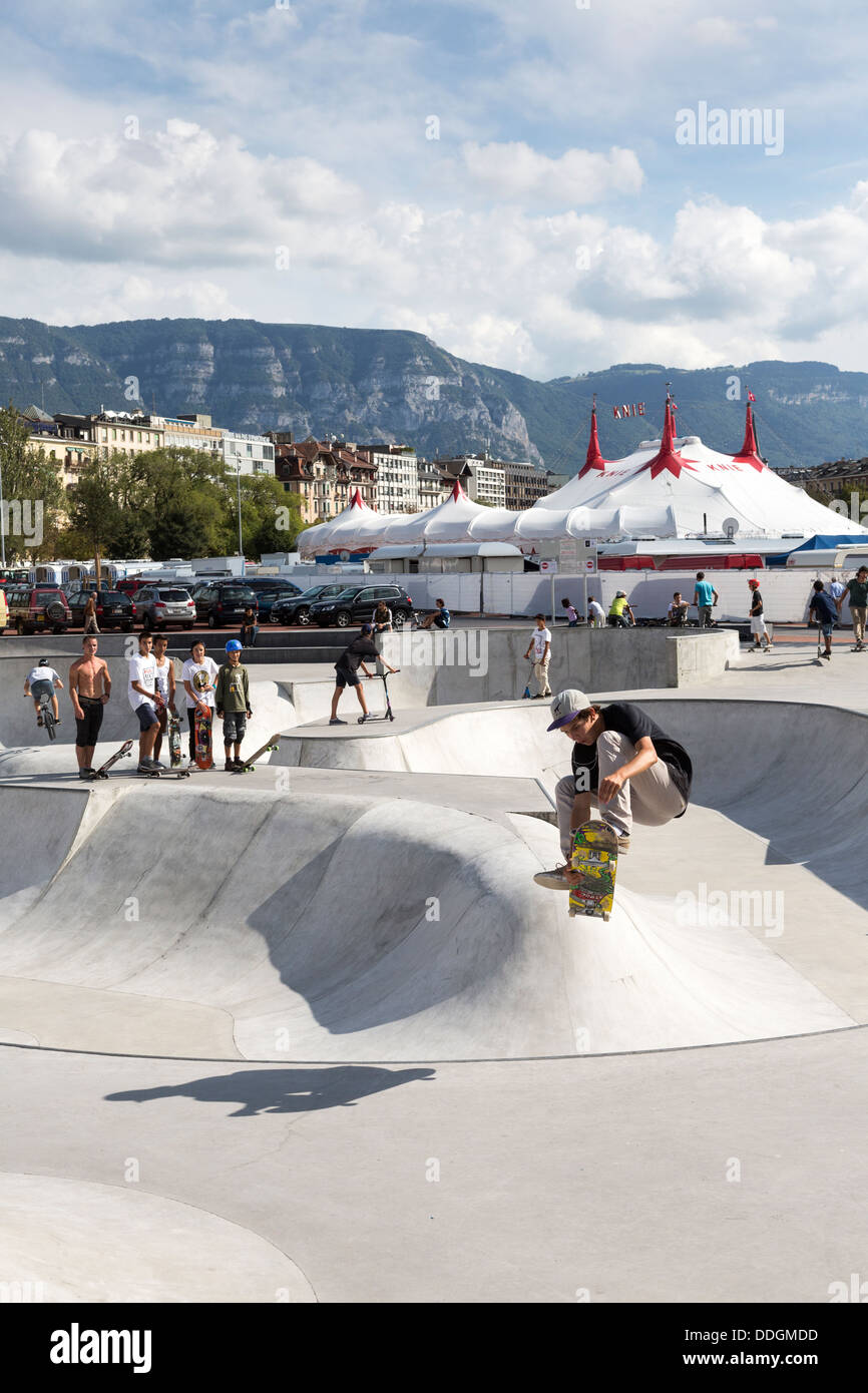 in der Luft Skateboarder, Plainpalais Skatepark, Genf, Schweiz Stockfoto