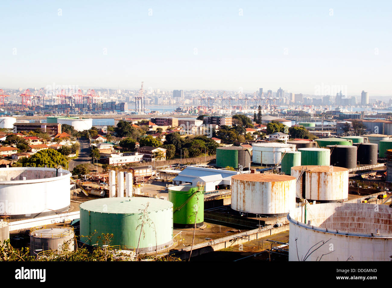 Eine industrielle Stadtlandschaft mit Residenzen mass Storage Tanks Hafen und Stadt Stockfoto