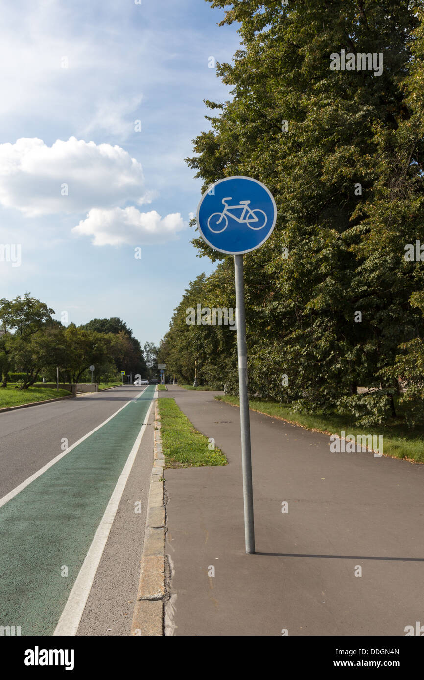 Grüner Radweg mit einem blauen Schild Stockfoto