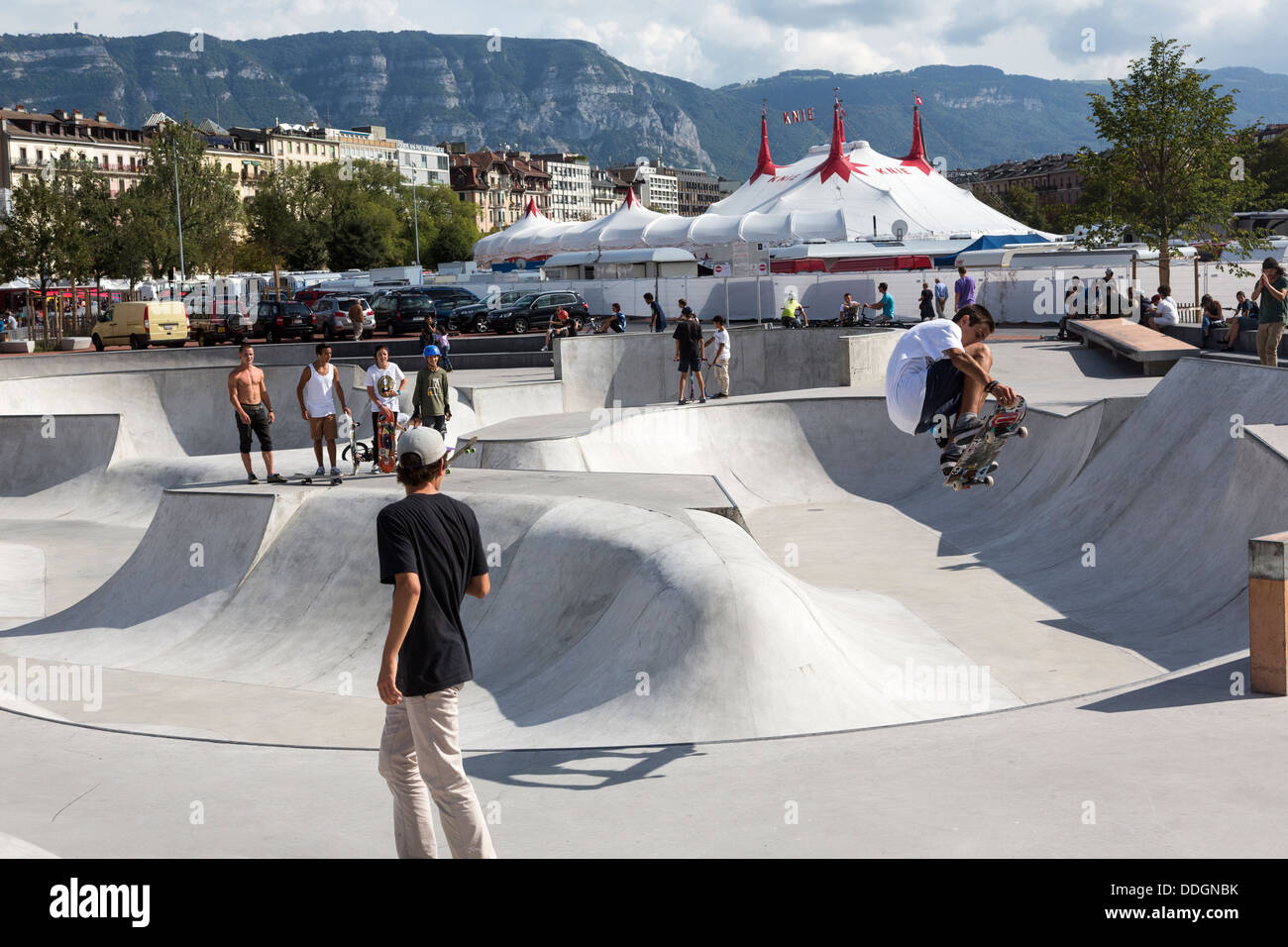 in der Luft Skateboarder, Plainpalais Skatepark, Genf, Schweiz Stockfoto
