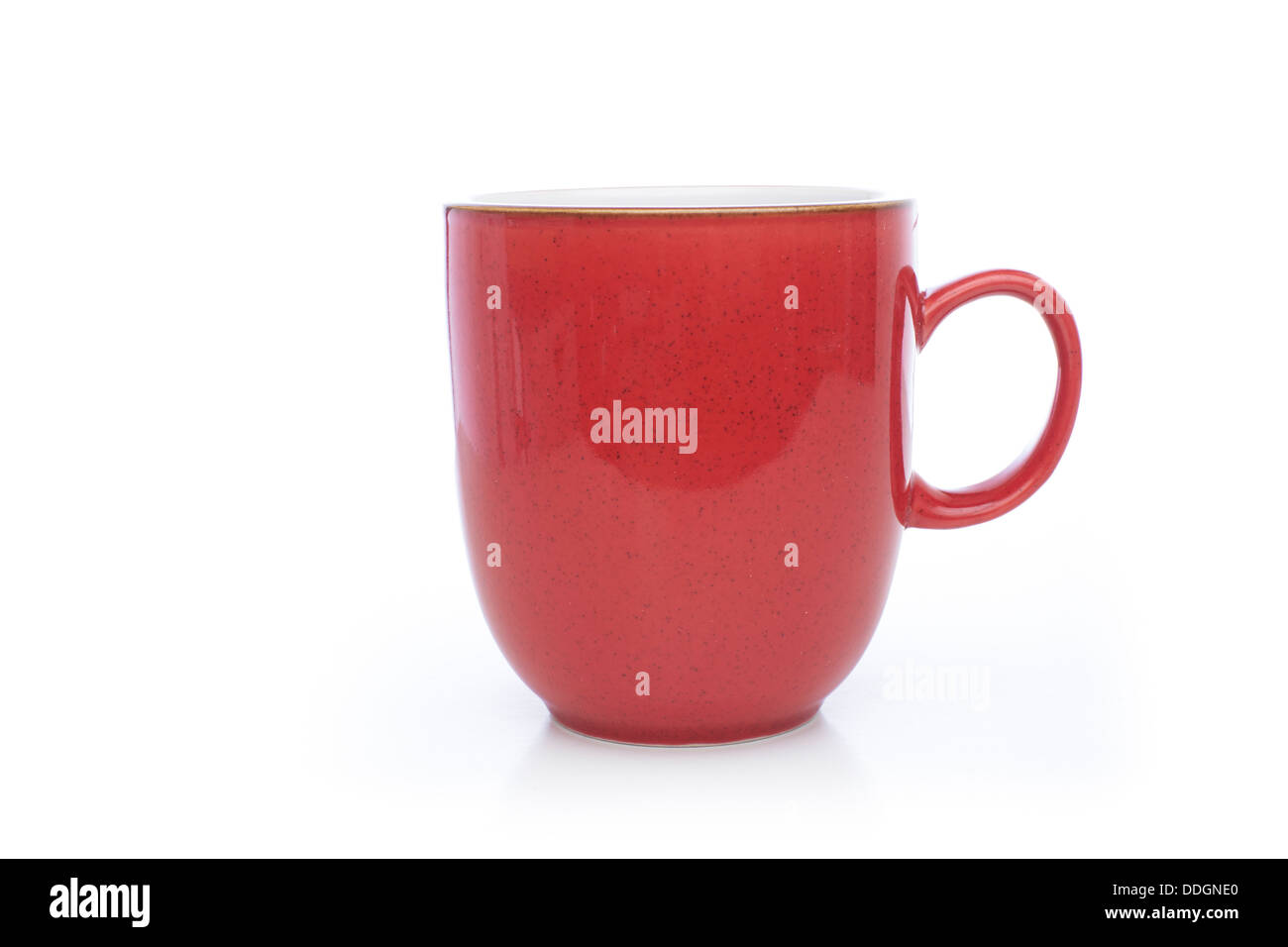 Rote Tasse Kaffee auf einem weißen Hintergrund isoliert. Stockfoto