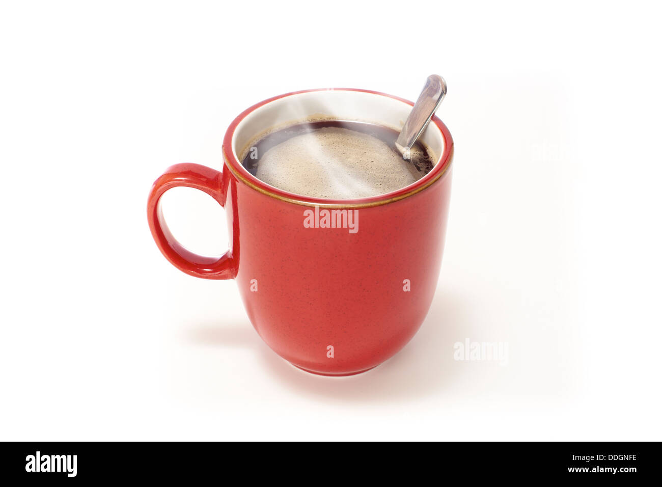Rote Tasse Kaffee auf einem weißen Hintergrund isoliert. Stockfoto
