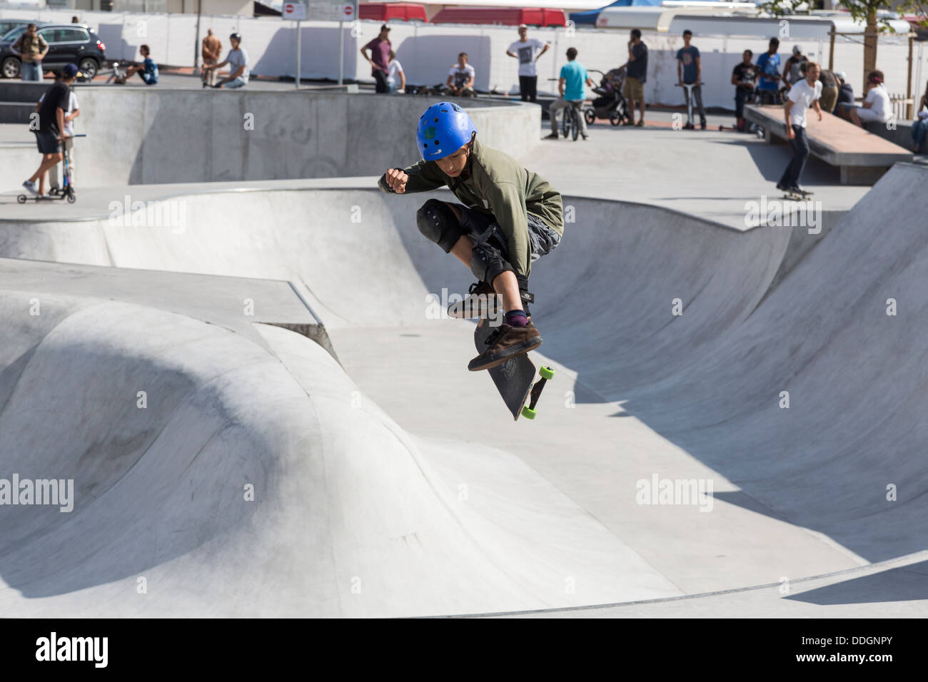 in der Luft Skateboarder, Plainpalais Skatepark, Genf, Schweiz Stockfoto