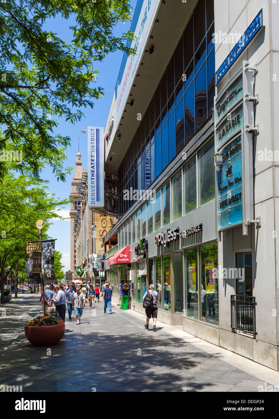 Geschäfte in der Fußgängerzone 16th Street Mall zu Beginn des Theater District, Innenstadt von Denver, Colorado, USA Stockfoto
