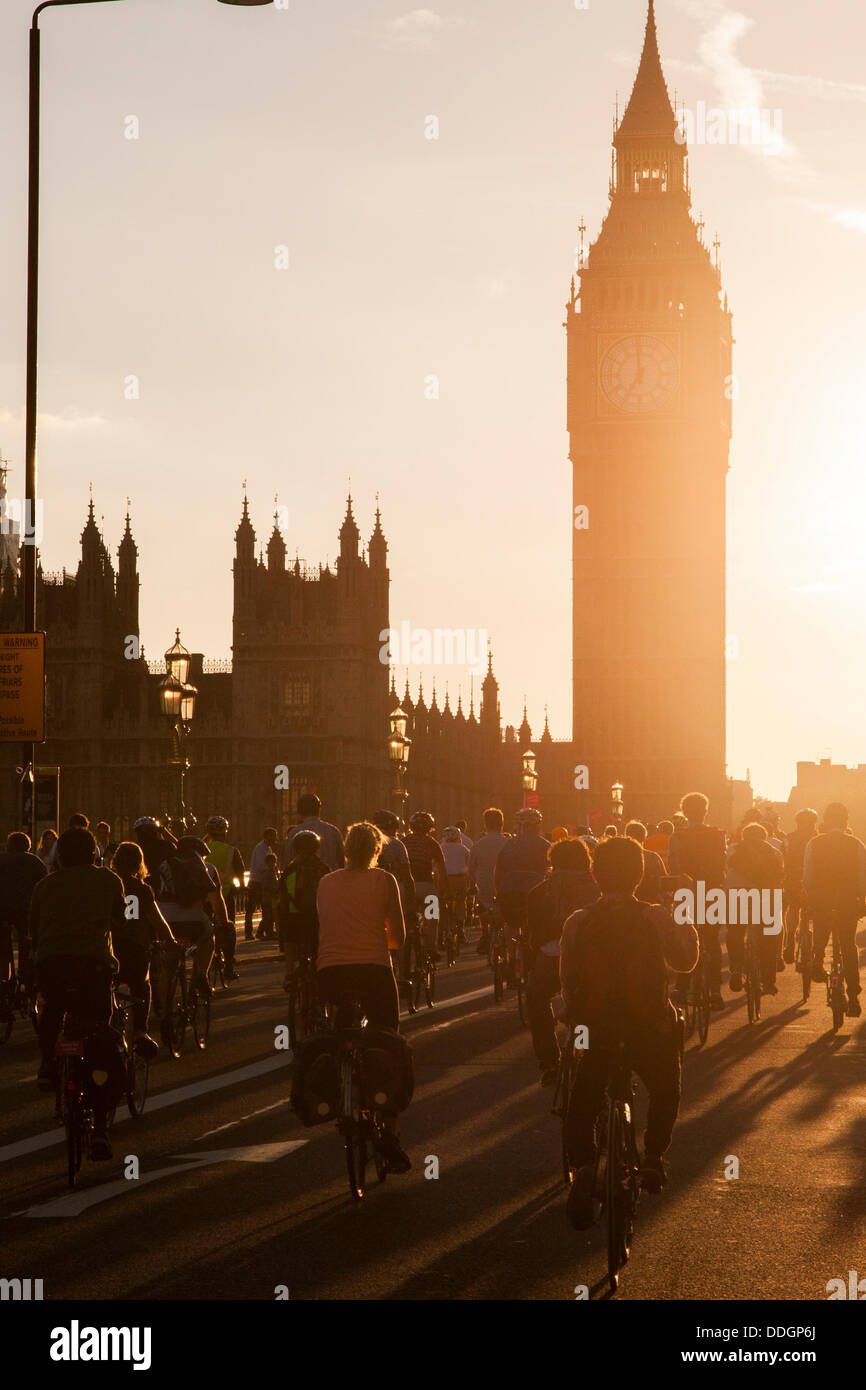 London, UK. 2. September 2013. Bis zu 1.500 Radfahrer fuhr durch London fordern bessere Bestimmung für Radfahrer auf den Straßen Londons. Bildnachweis: Paul Davey/Alamy Live-Nachrichten Stockfoto