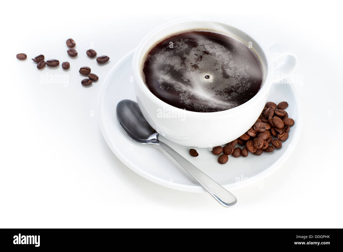 Weiße Tasse Kaffee mit Bohnen auf einem weißen Hintergrund isoliert. Stockfoto
