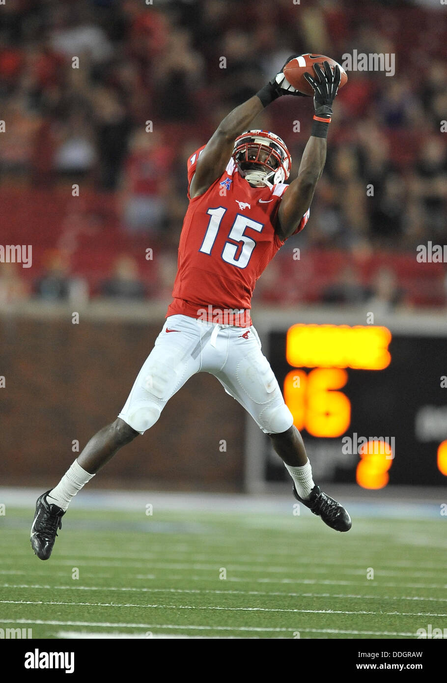 Aug. 30,2013:. Southern Methodist Mustangs Wide Receiver Jeremy Johnson (15) springt und macht einen großen Fang in einem Spiel zwischen den Texas Tech Red Raiders und die SMU Mustangs im Gerald J. Ford Stadium in Dallas, Texas. Stockfoto