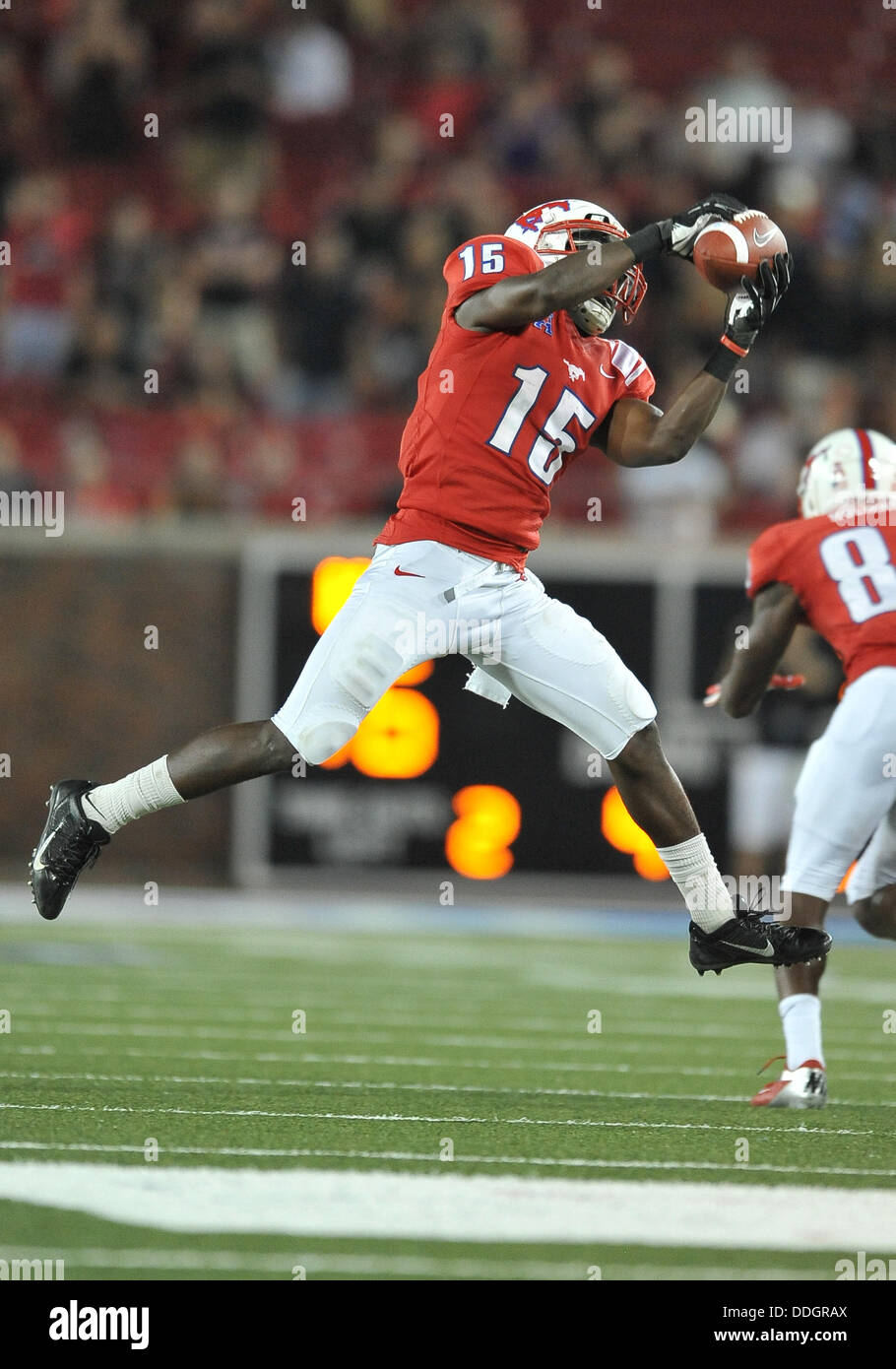 Aug. 30,2013:. Southern Methodist Mustangs Wide Receiver Jeremy Johnson (15) springt und macht einen großen Fang in einem Spiel zwischen den Texas Tech Red Raiders und die SMU Mustangs im Gerald J. Ford Stadium in Dallas, Texas. Stockfoto