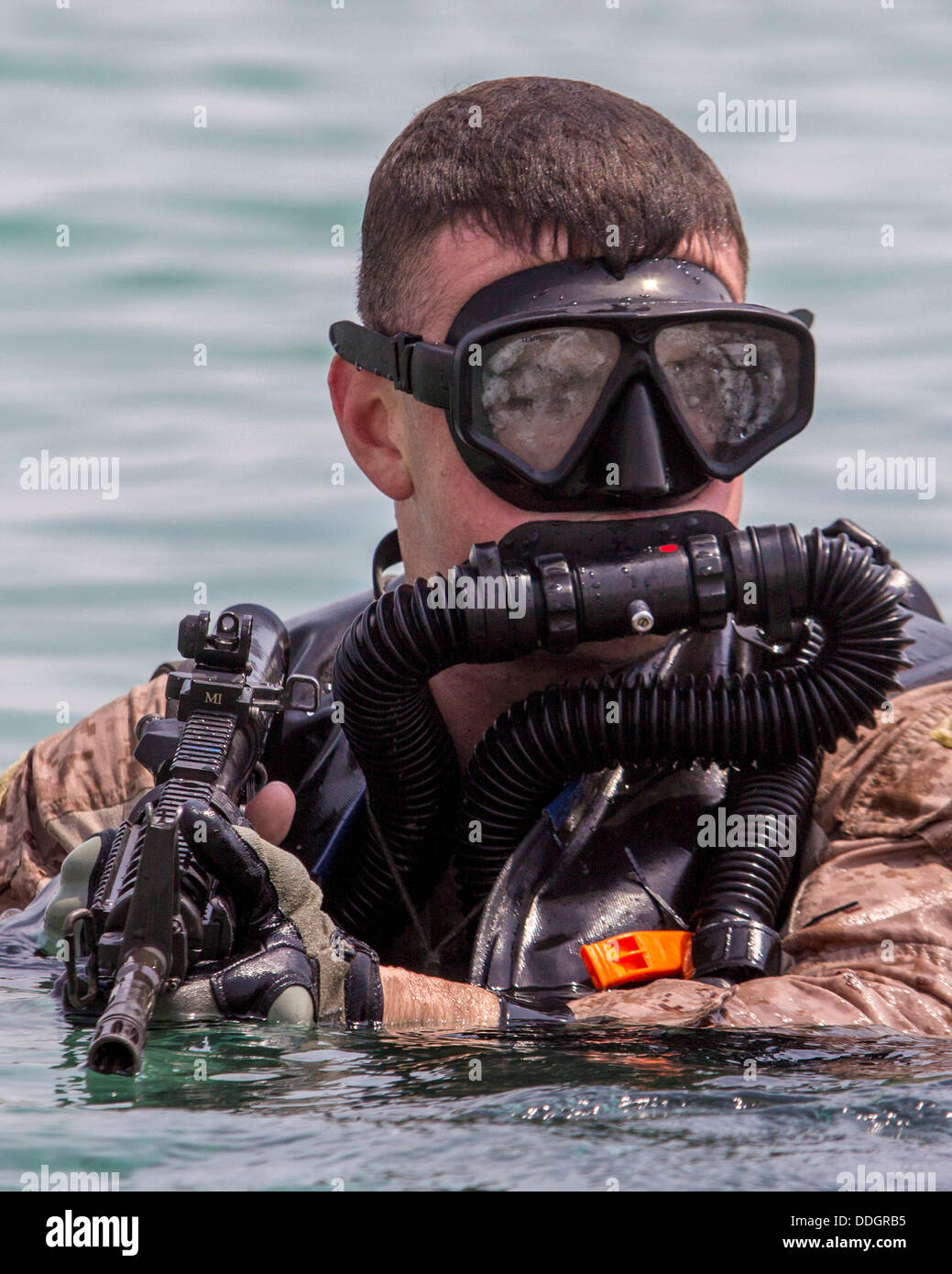Golf von Oman, USS Keserage. 01. September 2013. Ein US-Marine Spezialoperationen Force Reconnaissance Kommando während der amphibischen Insertion Ausbildung 1. September 2013 in den Golf von Oman. Bildnachweis: Planetpix/Alamy Live-Nachrichten Stockfoto