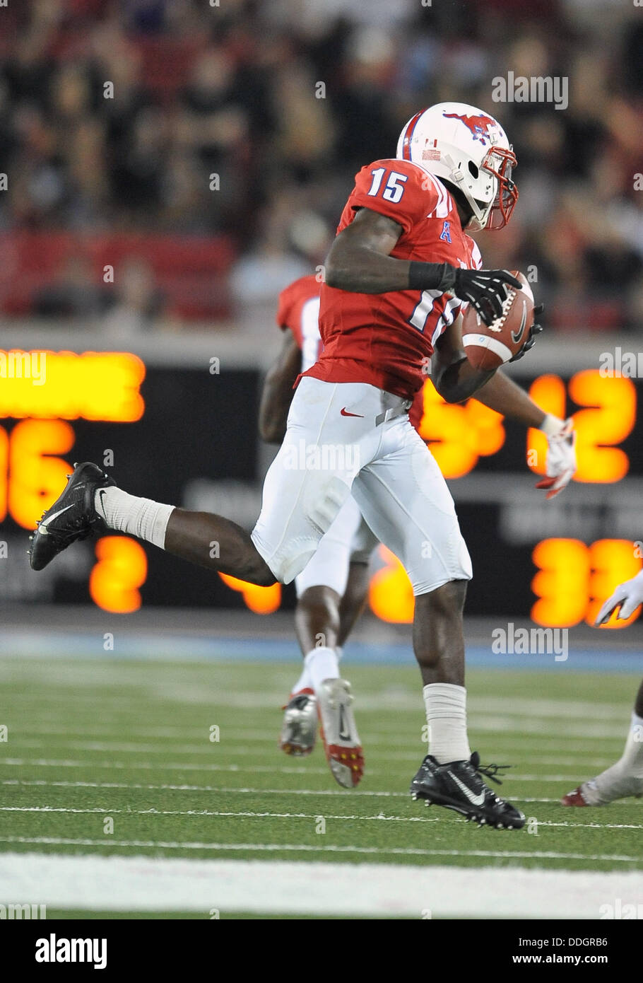 Aug. 30,2013:. Southern Methodist Mustangs Wide Receiver Jeremy Johnson (15) springt und macht einen großen Fang in einem Spiel zwischen den Texas Tech Red Raiders und die SMU Mustangs im Gerald J. Ford Stadium in Dallas, Texas. Stockfoto