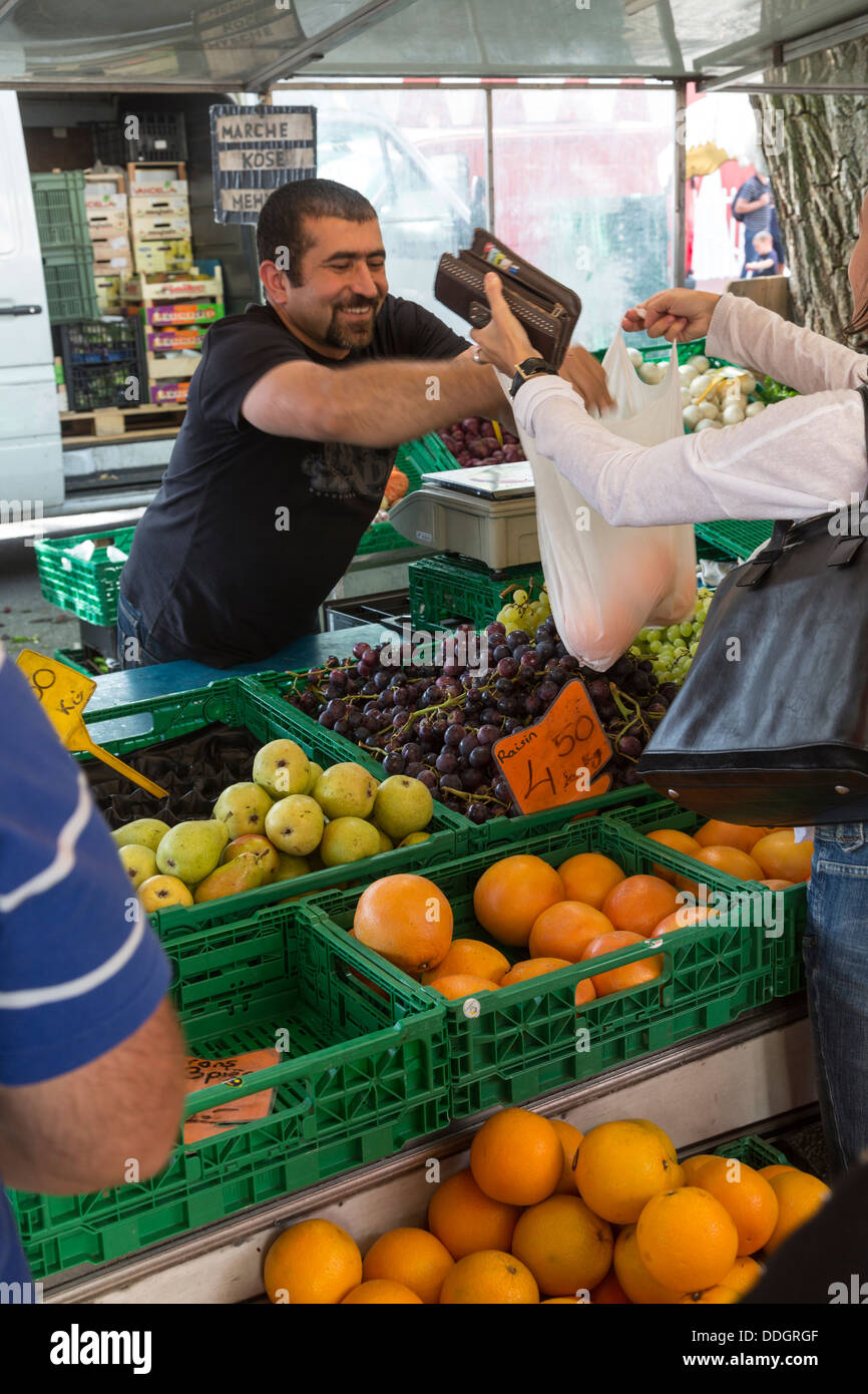 Obst-Verkäufer, Plainpalais sonntags-Flohmarkt, Genf, Schweiz Stockfoto