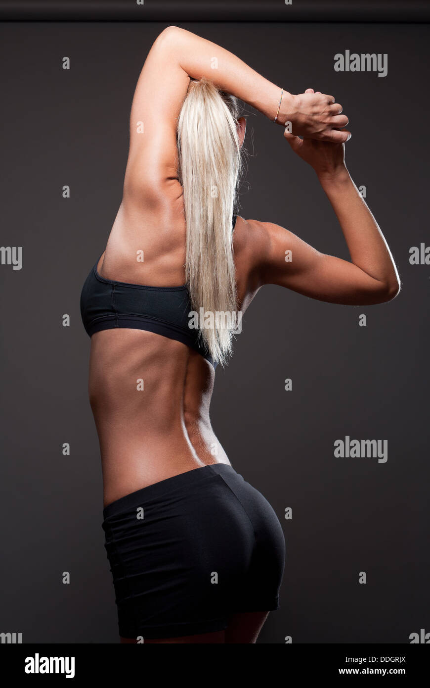 Porträt der stolze junge, blonde Frau, Angeberei schlanken Körper fit. Stockfoto