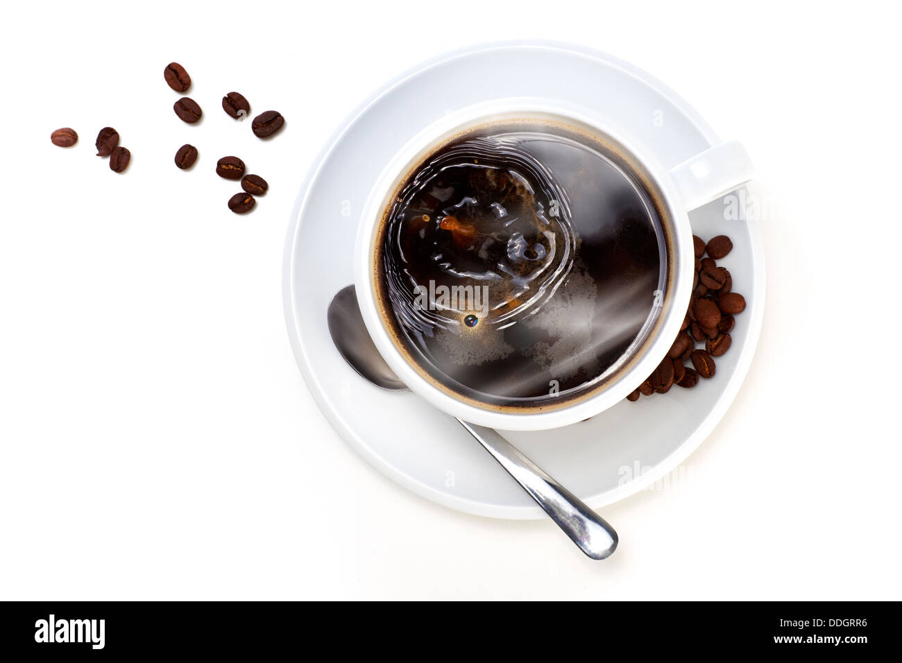 Weiße Tasse Kaffee mit Bohnen auf einem weißen Hintergrund isoliert. Stockfoto
