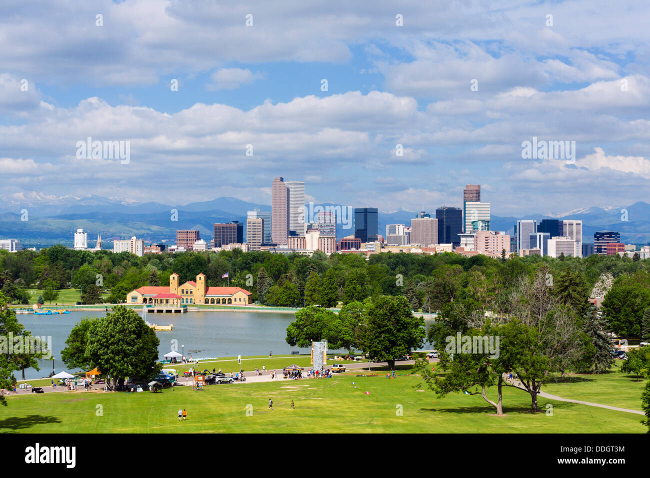 Die Innenstadt von Denver Skyline der Stadt vom Stadtpark mit den Rocky Mountains in den Abstand, Colorado, USA Stockfoto