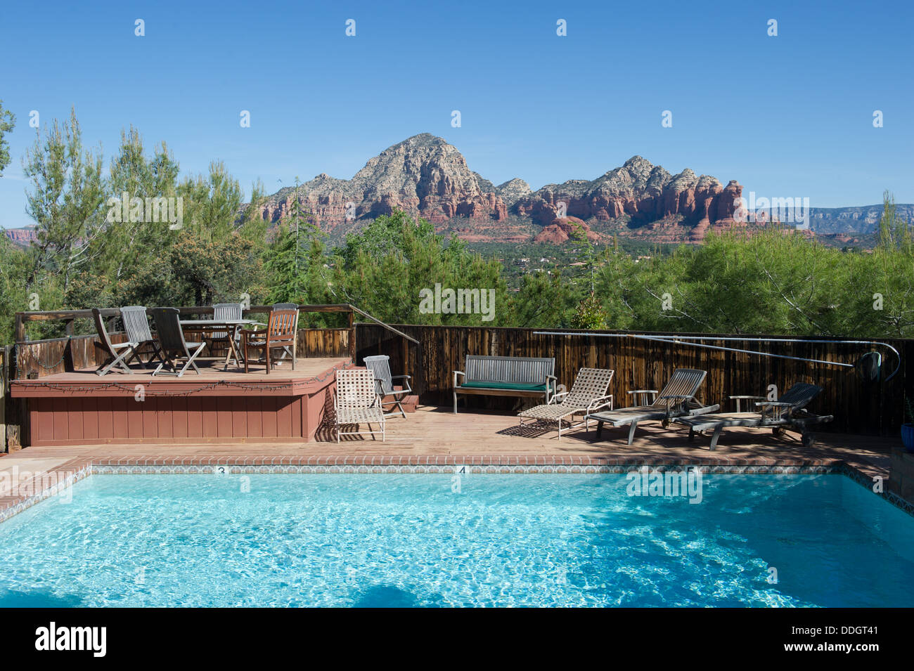 Blick auf den Pool mit weit entfernten Bergen Sedona, Arizona Stockfoto