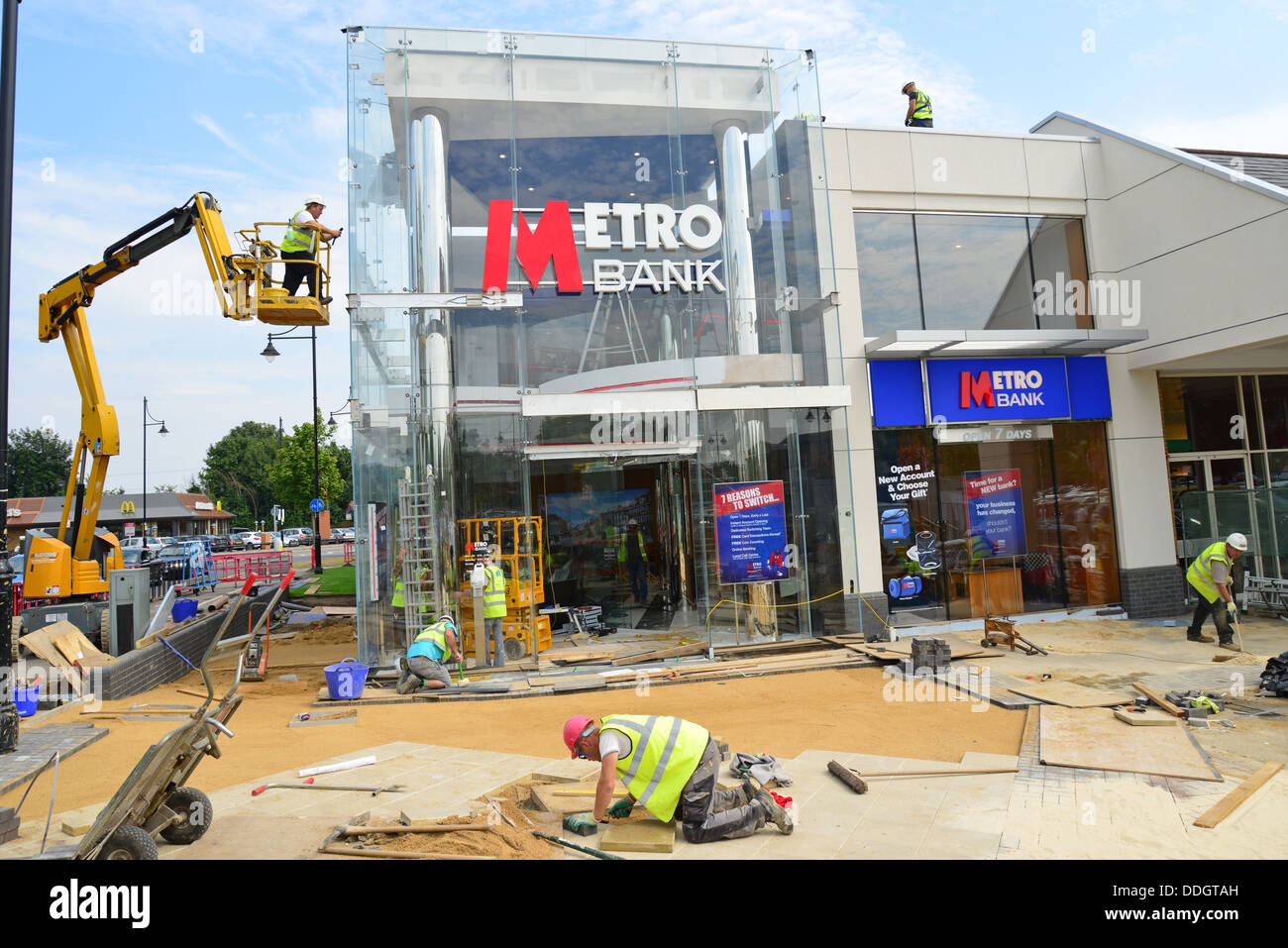 Bauarbeiter bauen neue Metro Bank, zwei Flüsse Shopping Centre, Staines-upon-Thames, Surrey, England, Vereinigtes Königreich Stockfoto