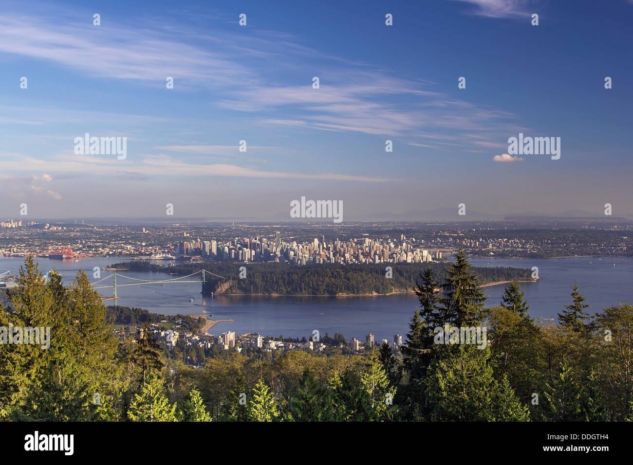 Vancouver BC Kanada Stadtbild mit Stanley Park und die Lions Gate Bridge Over Burrard Inlet Stockfoto