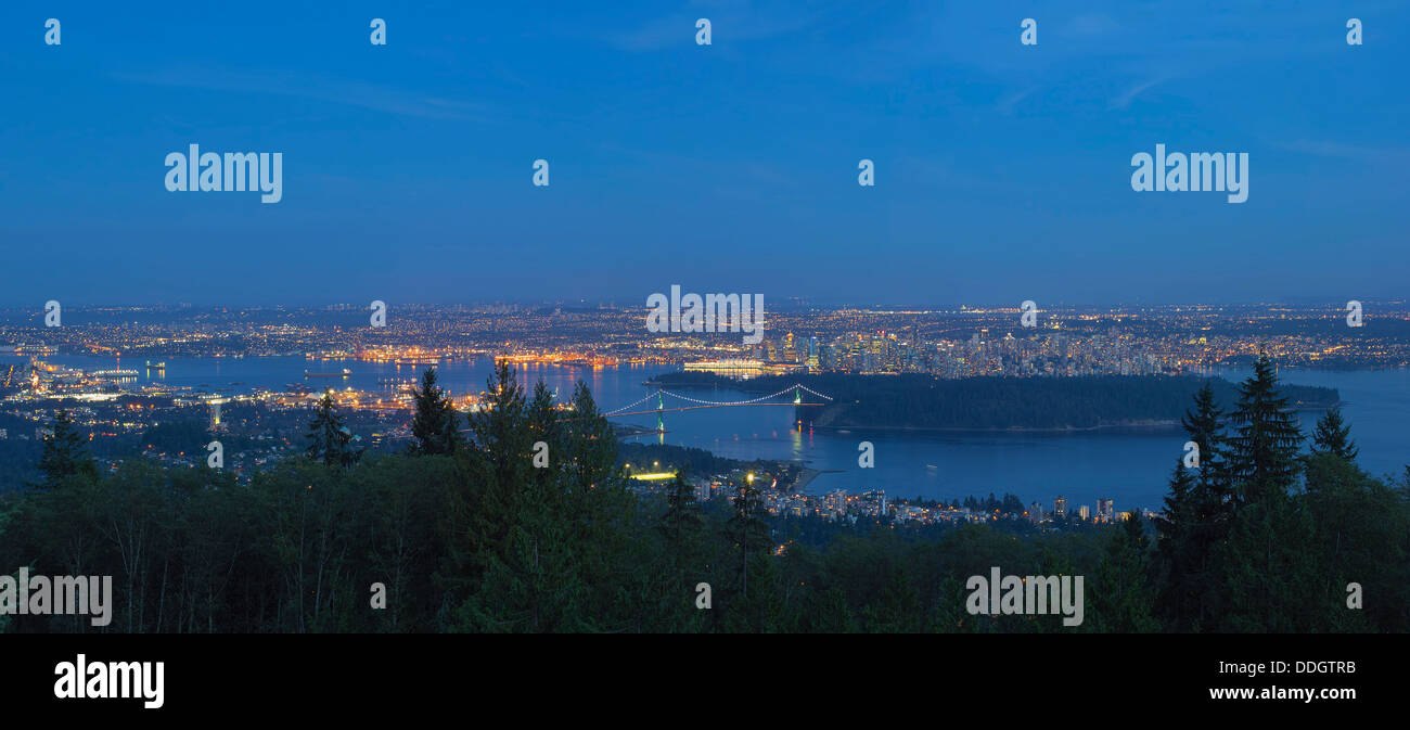 Vancouver BC Kanada Stadtbild mit Stanley Park und die Lions Gate Bridge Over Burrard Inlet am Abend blaue Stunde Panorama Stockfoto