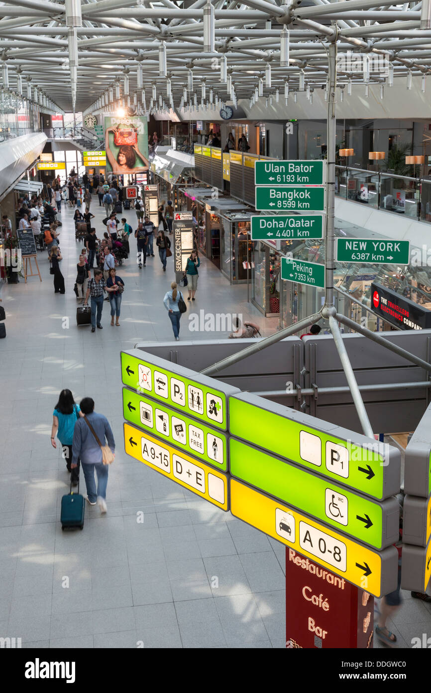 Schilder am Terminal A, Flughafen Tegel, Berlin, Deutschland Stockfoto Schilder am Terminal A, Flughafen Tegel, Berlin, Deutschland Stockfoto
