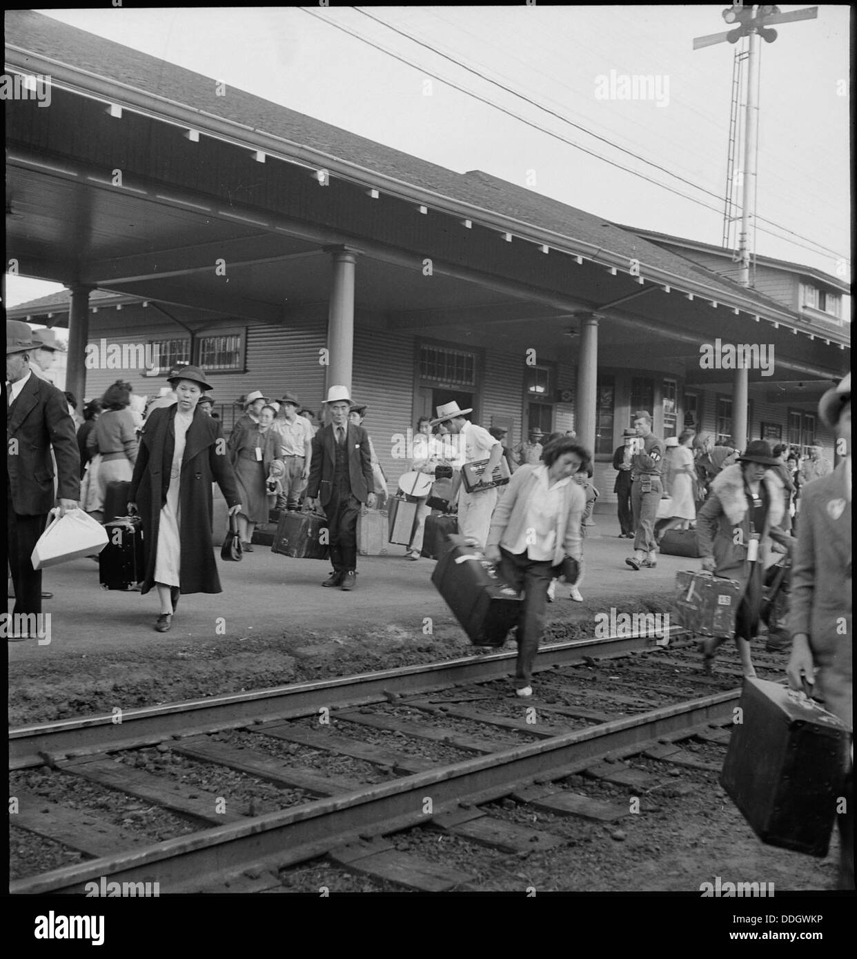 Woodland, Kalifornien. Familien der japanischen Herkunft verlassen den Bahnsteig an Bord die Zug f... 537811 Stockfoto