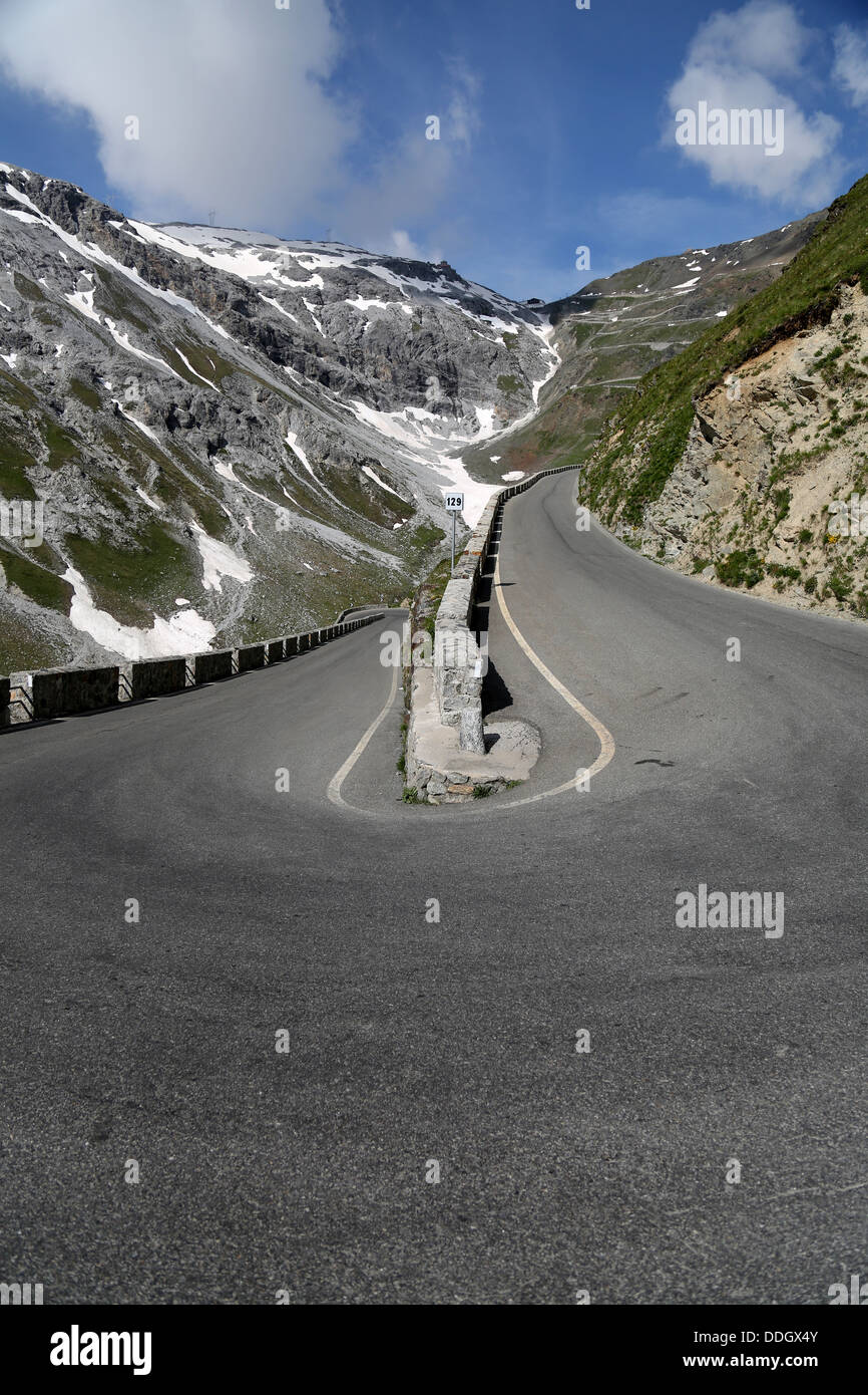 Serpentinenstraße in den italienischen Alpen führt zum Stilfser Joch Stockfoto