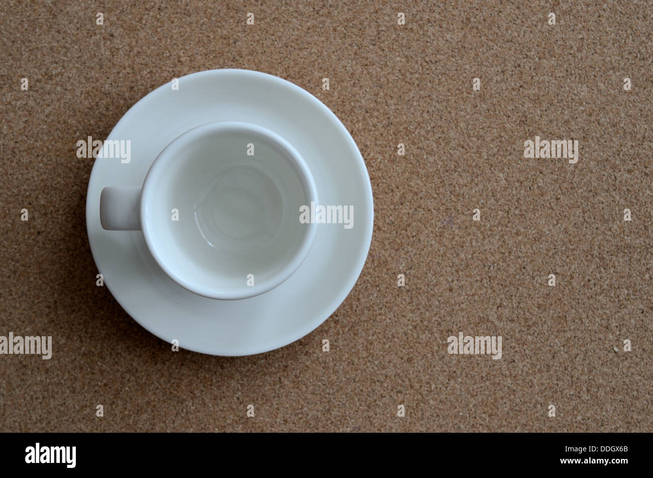 leere weiße Kaffeetasse auf einem Kork-Hintergrund Stockfoto