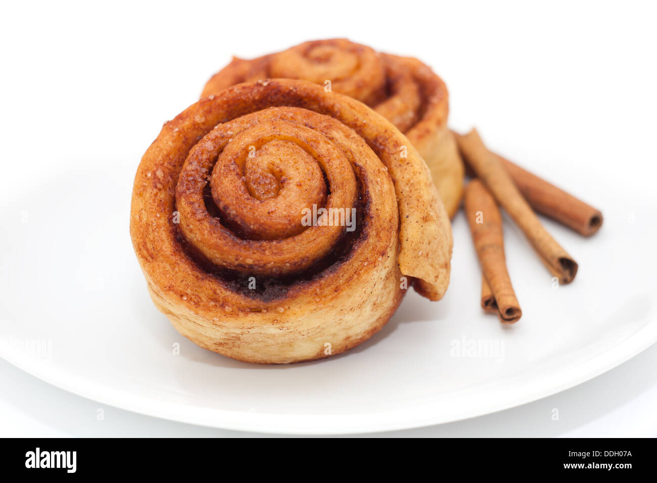 Zimtschnecken auf einem Teller, weiß-Hintergrund Stockfoto