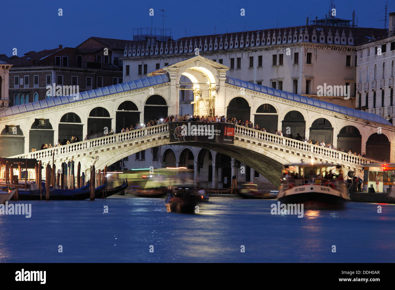 Rialto-Brücke in der Nacht, Canal Grande, Venedig, Italien;  Ponte di Rialto Stockfoto
