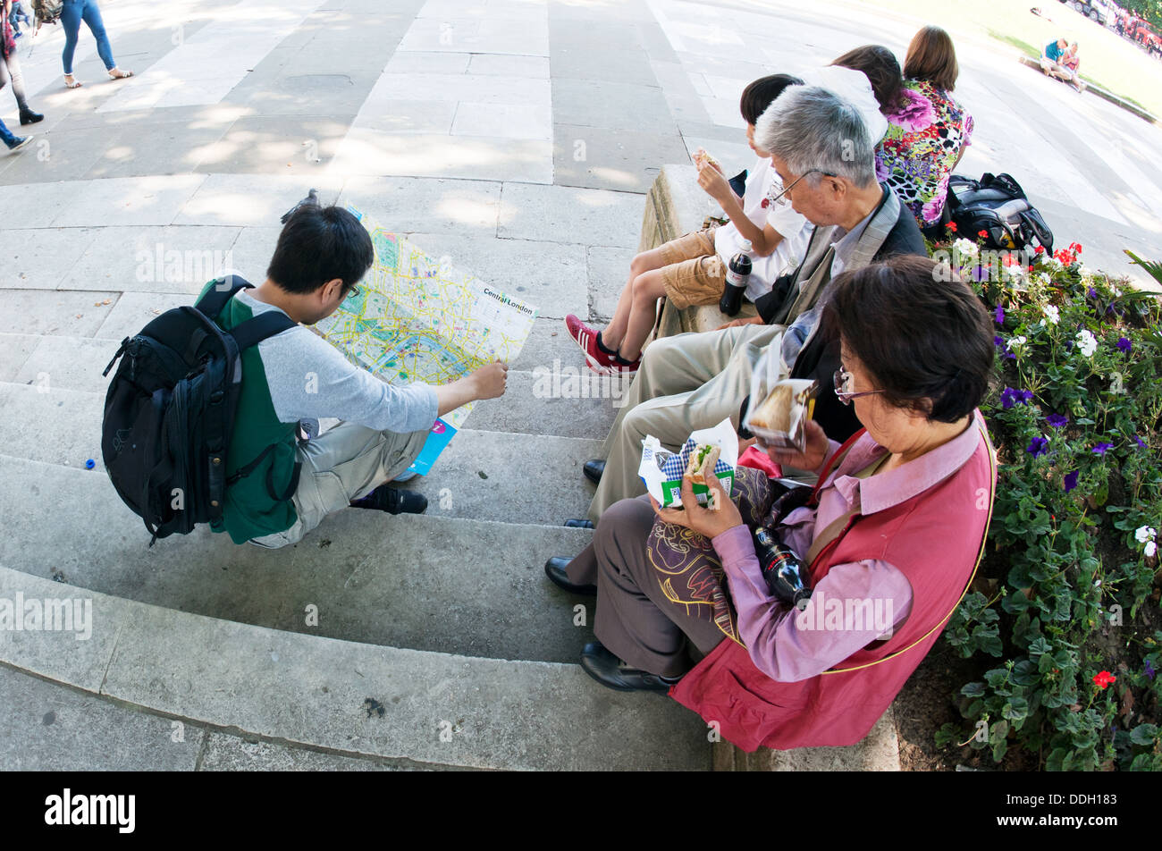 Touristen, Kartenlesen In Parliament Square-London-UK Stockfoto