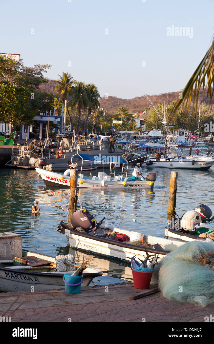 Am frühen Morgen Verkehr und Fischmarkt, Bahia de Santa Cruz Hafen und Yachthafen in Huatulco, Mexiko. Stockfoto