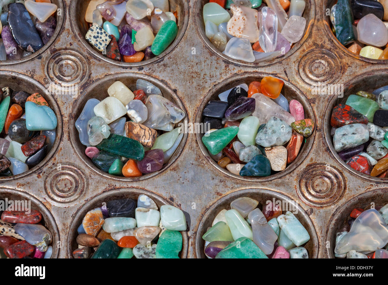 Polierten Steinen in antikem Metall Backblech Stockfoto