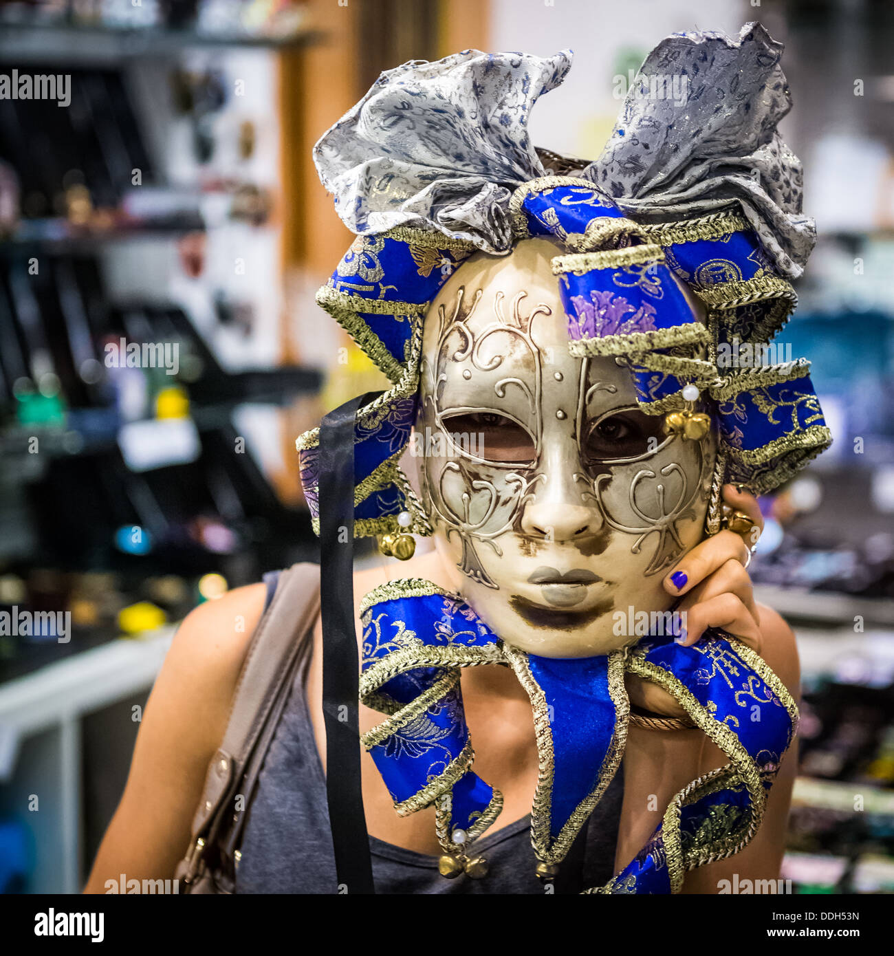Junge Frau trägt eine venezianische Karnevalsmaske Stockfoto